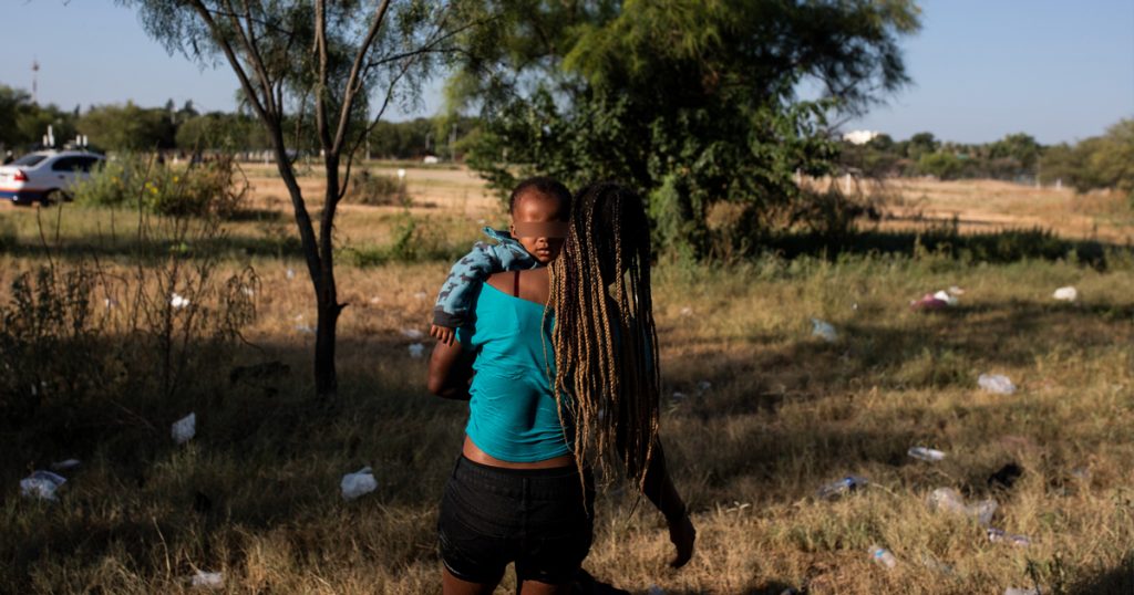 Exige Senado de EU a Biden detener “xenófobas” deportaciones de haitianos