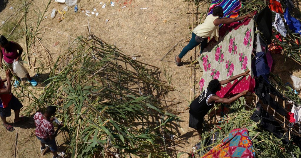 Exige Senado de EU a Biden detener “xenófobas” deportaciones de haitianos