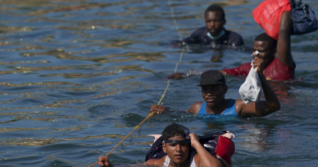 Exige Senado de EU a Biden detener “xenófobas” deportaciones de haitianos