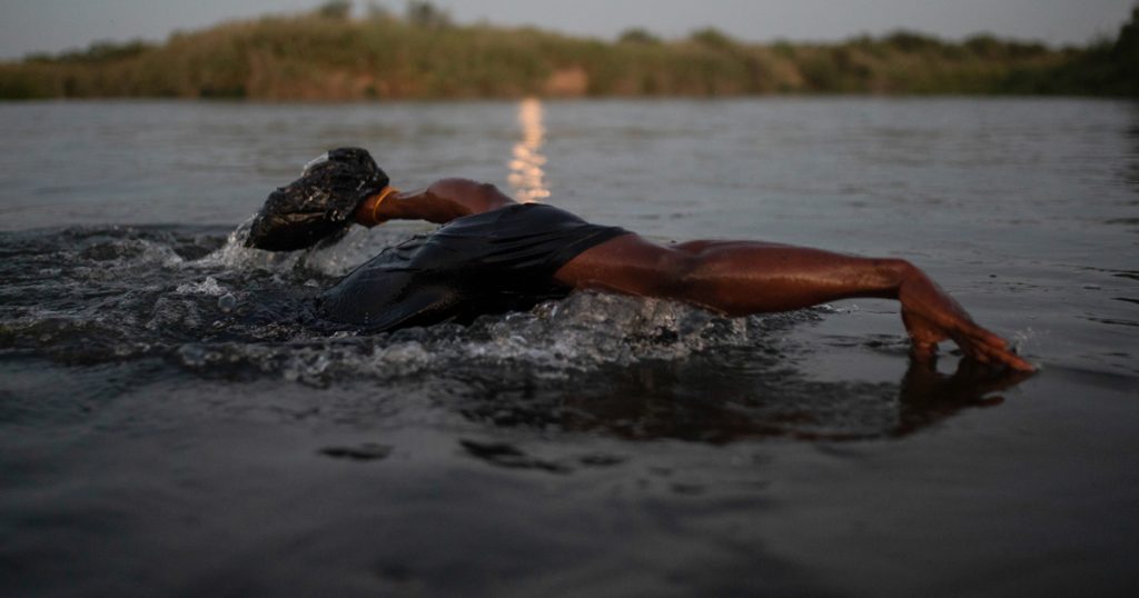 Exige Senado de EU a Biden detener “xenófobas” deportaciones de haitianos