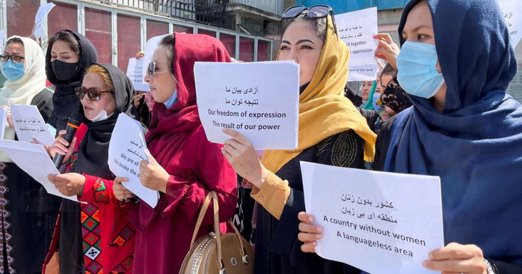 Los talibanes atacaron con gases lacrimógenos y tiros al aire una nueva marcha de mujeres en Kabul