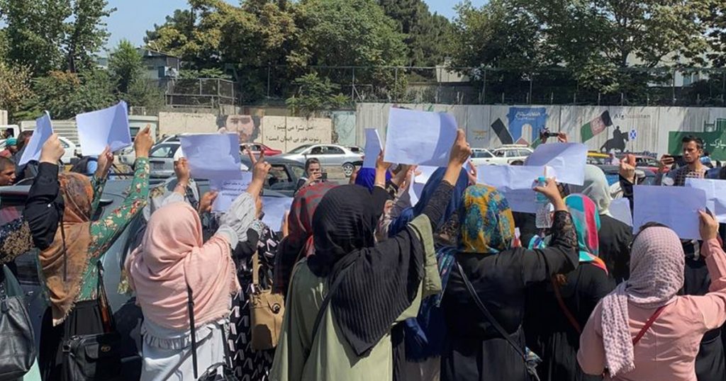 Los talibanes atacaron con gases lacrimógenos y tiros al aire una nueva marcha de mujeres en Kabul