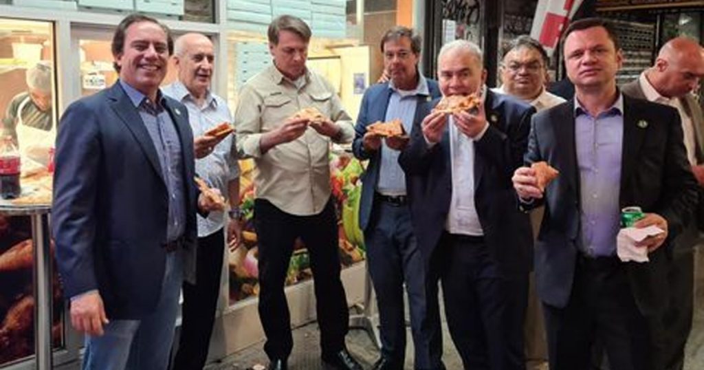 Por no estar vacunado, Bolsonaro come pizza en calle de Nueva York