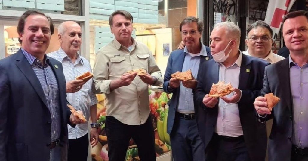 Por no estar vacunado, Bolsonaro come pizza en calle de Nueva York