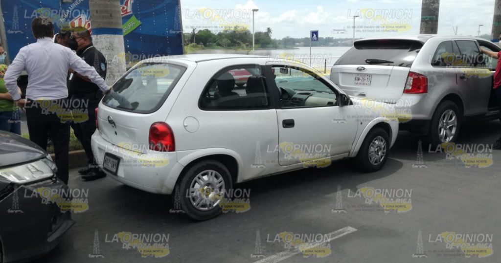 Impacta a un automóvil y lo proyecta en una camioneta