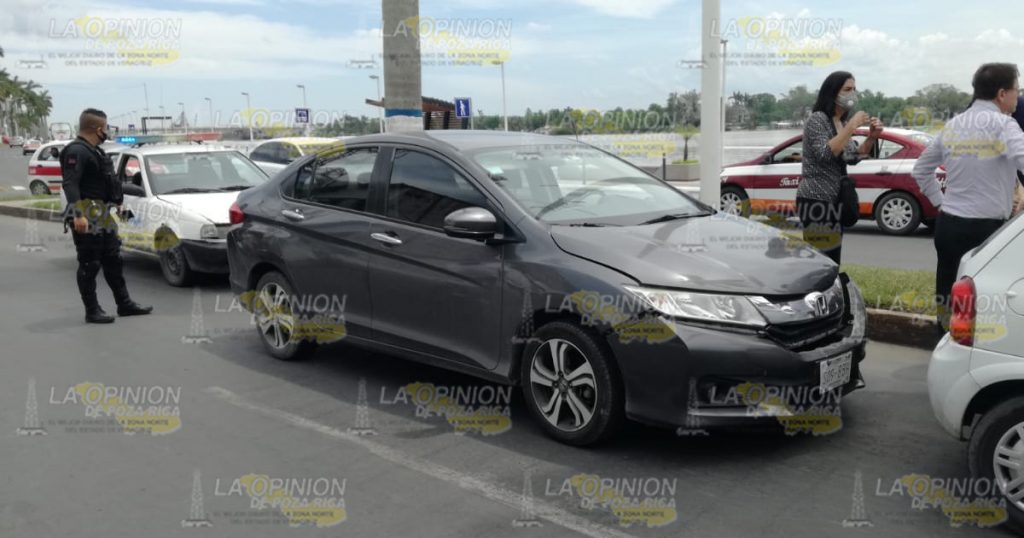 Impacta a un automóvil y lo proyecta en una camioneta