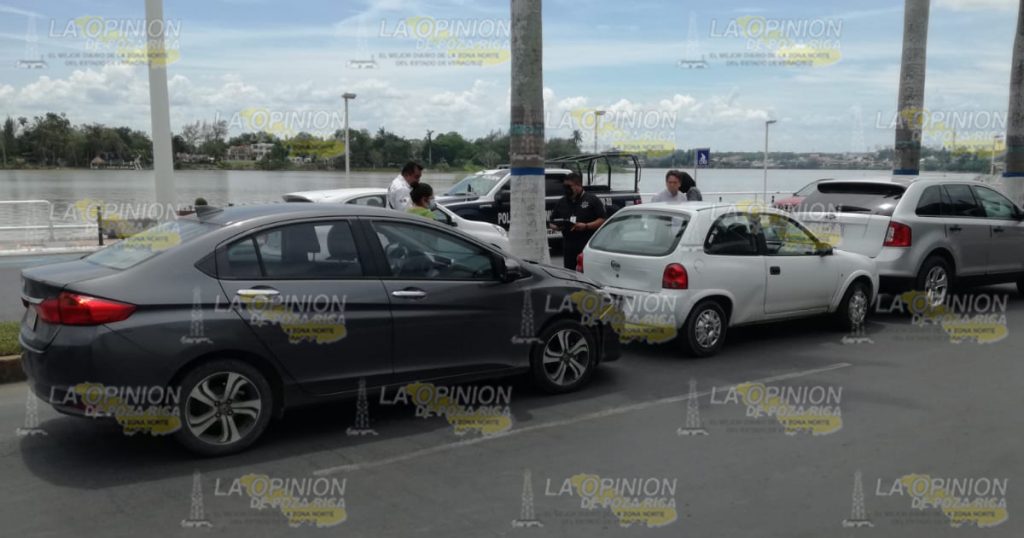 Impacta a un automóvil y lo proyecta en una camioneta