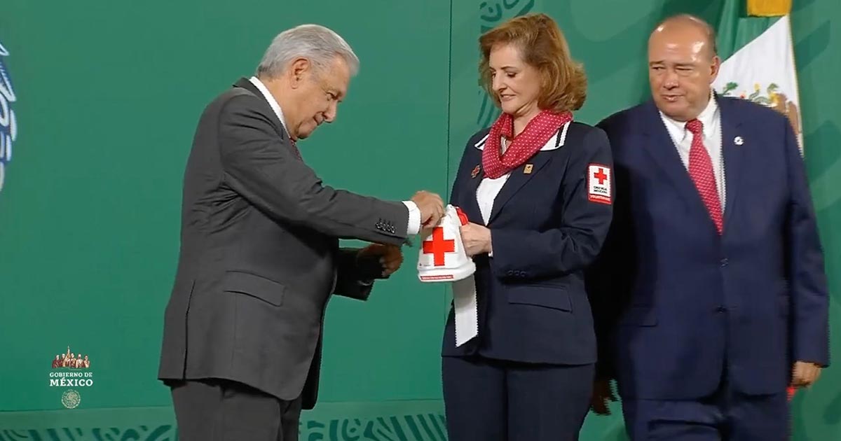 AMLO da banderazo a Colecta Nacional de Cruz Roja