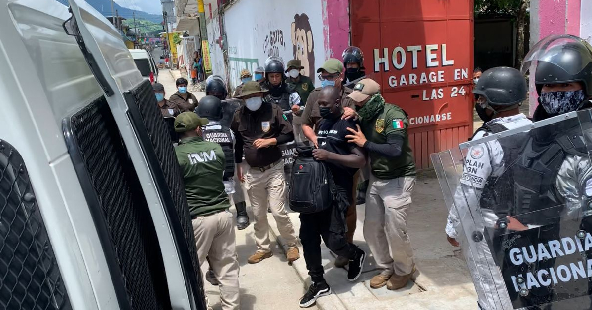 INM y Guardia Nacional buscan a migrantes en hoteles de Chiapas; bloquean paso de caravana