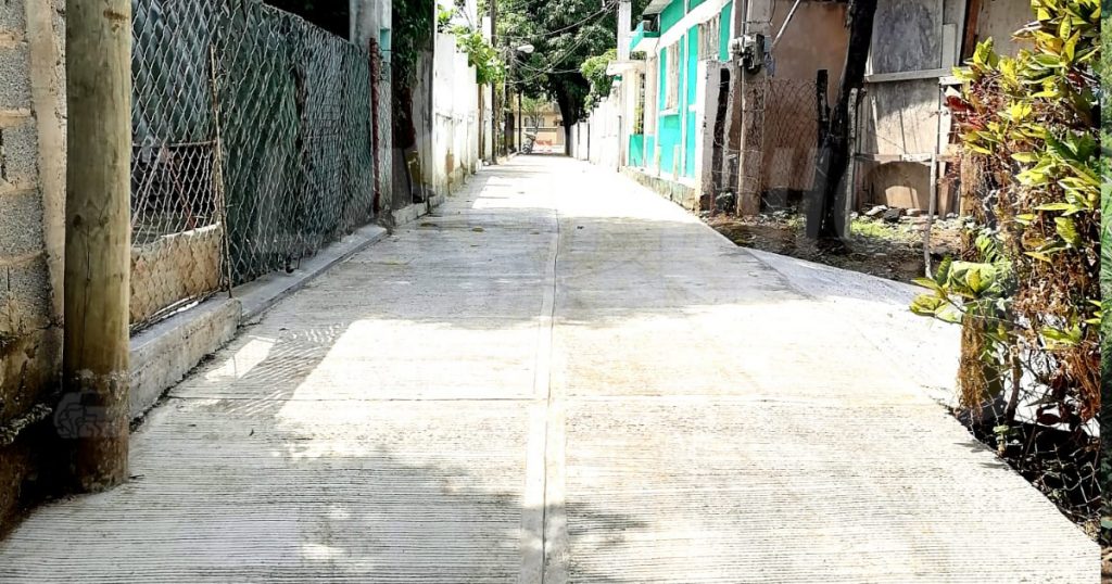 Pavimentan con concreto hidráulico el callejón del deportista