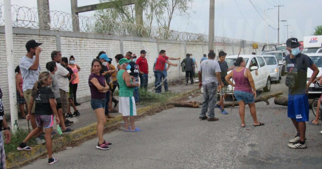Vecinos de la División de Oriente bloquean la avenida Jesús González Ortega