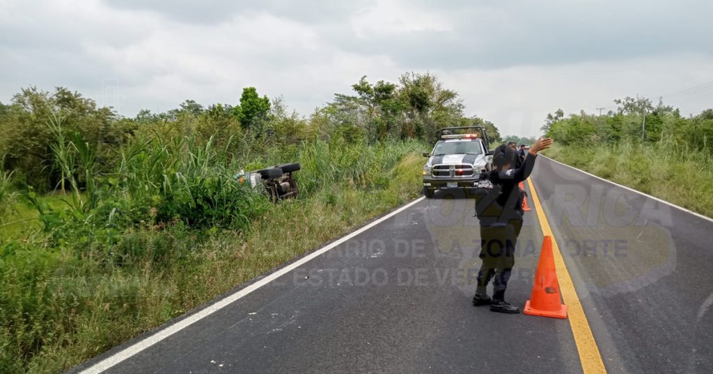 Vuelca familia tihuateca sobre la carretera federal