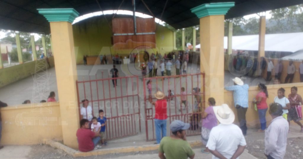 Encierran a Servidores de la Nación