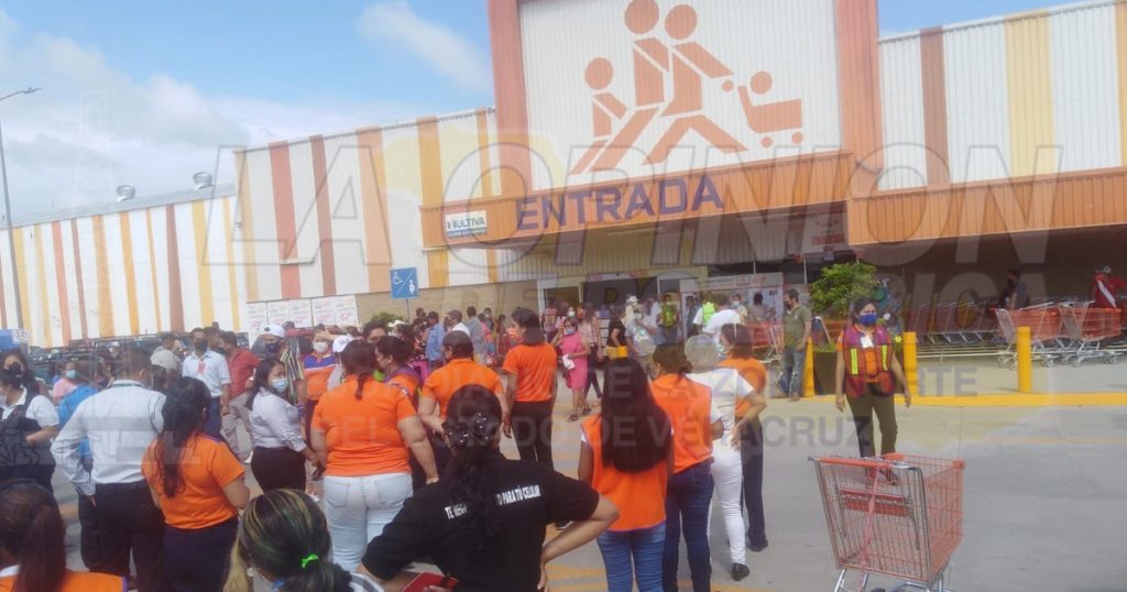 Evacuan tienda Chedraui y comercios de la zona centro