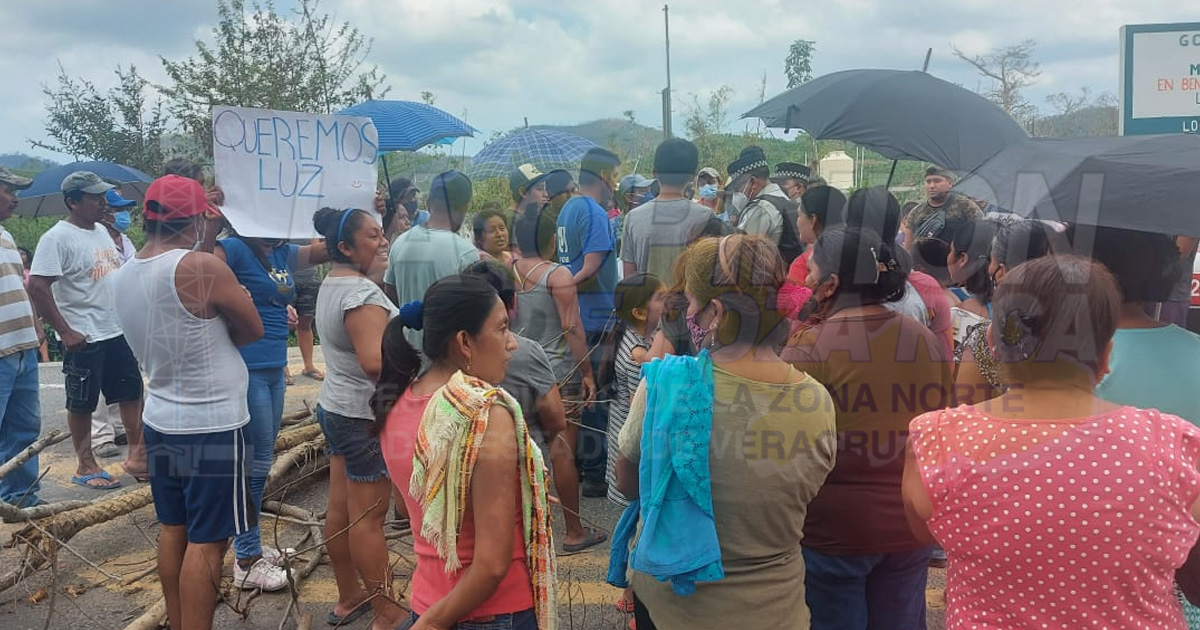 Toman la carretera Papantla-Gutiérrez Zamora