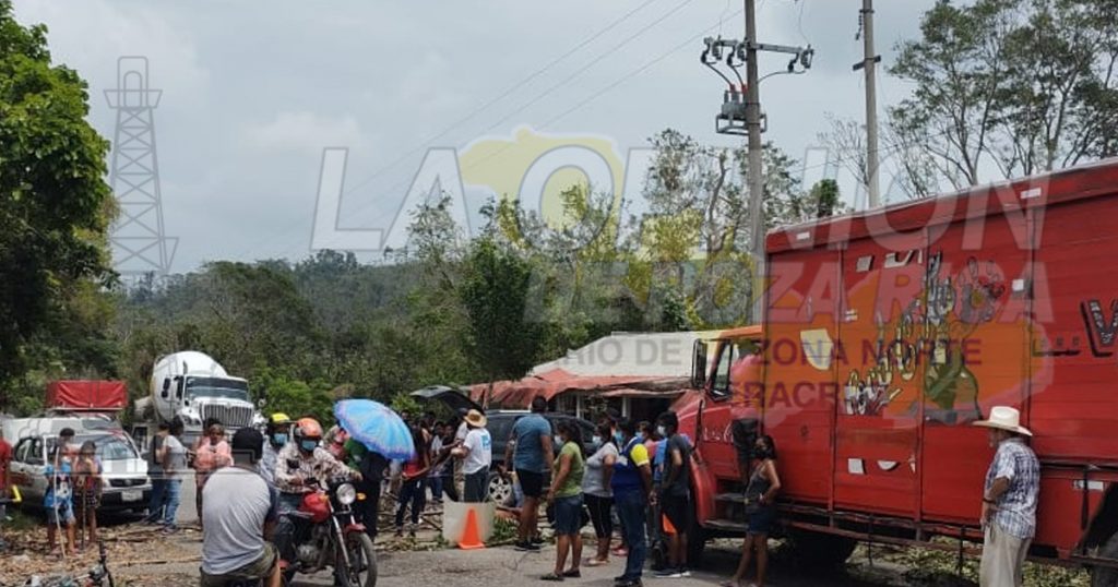 Toman carretera en Santa María, Coatzintla; exigen energía eléctrica