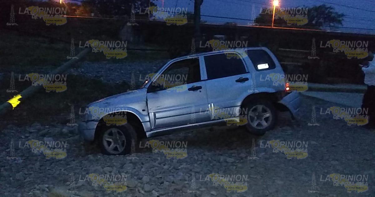 Tracker cae en zanja en carretera al río