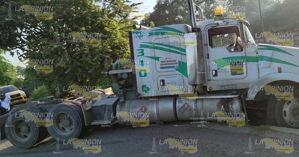 Tráiler a punto de volcar en la carretera Álamo-Potrero