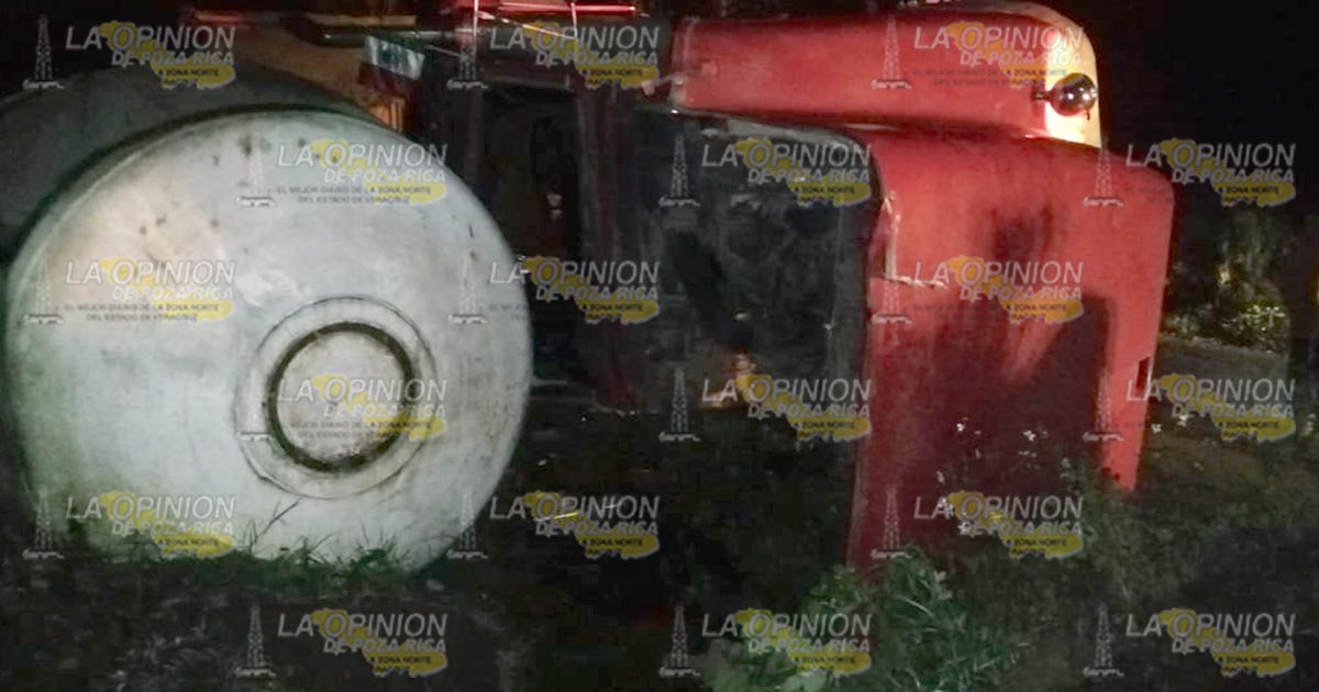 ¡Volcadura de camión deja una persona lesionada!