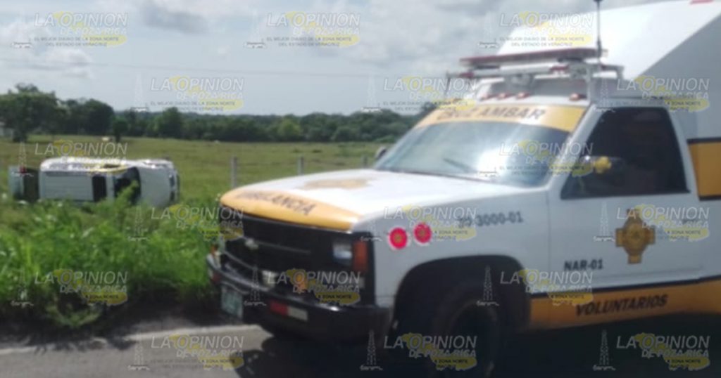 Vuelca por esquivar un bache