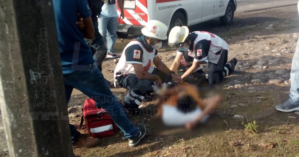 Se llevó el poste de la luminaria y resultó lesionado