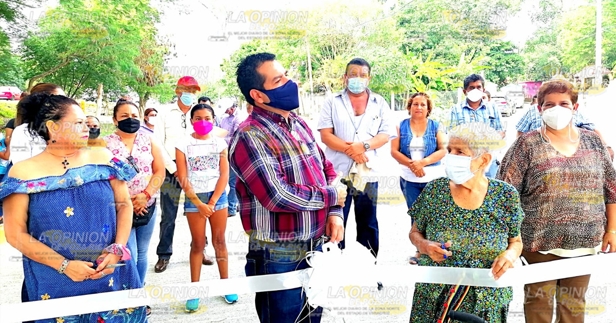 Alcalde de Naranjos entrega una calle más pavimentada
