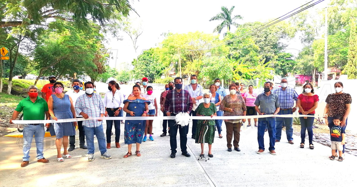 Alcalde de Naranjos entrega una calle más pavimentada