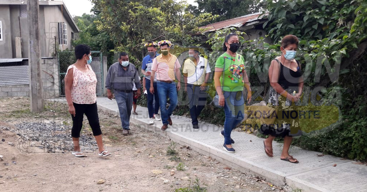 Alcalde entrega obras en colonias de Huejutla