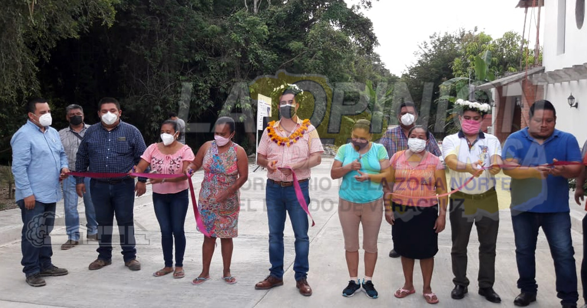 Alcalde entrega obras en colonias de Huejutla