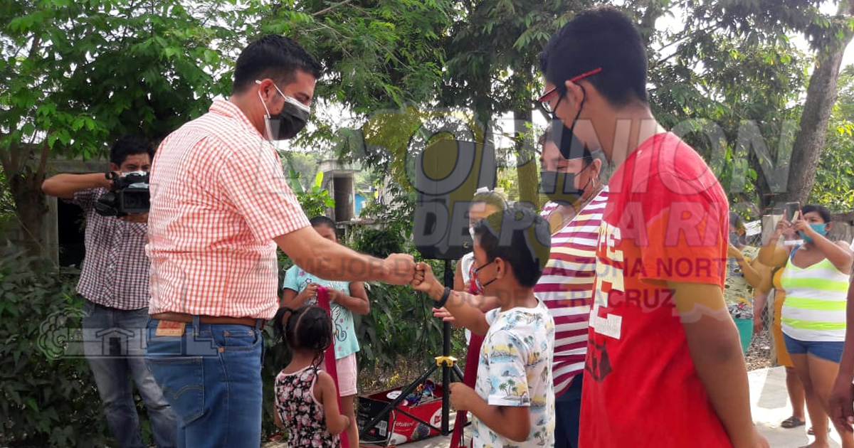 Alcalde entrega obras en colonias de Huejutla