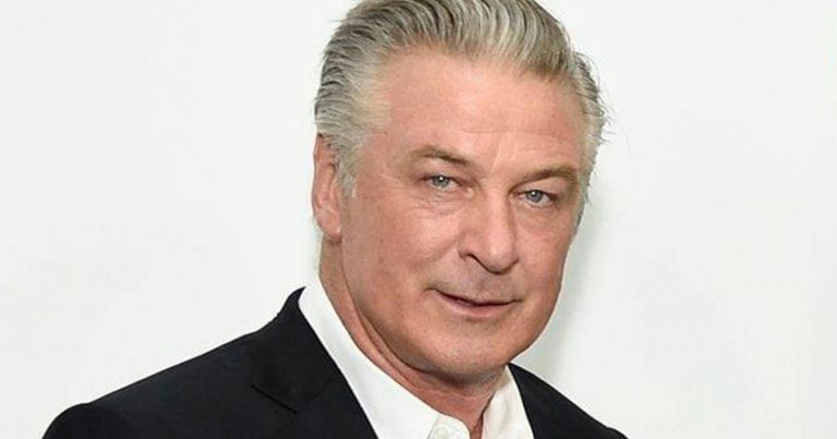 Alec Baldwin mata por accidente a directora de fotografía