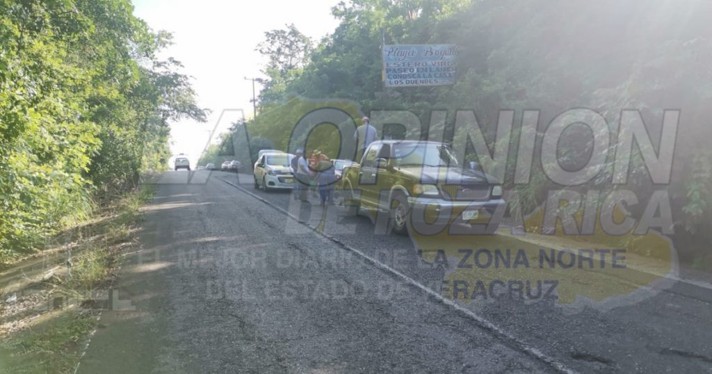 Taxistas de Cazones tapan baches con asfalto, en el trayecto a La Barra