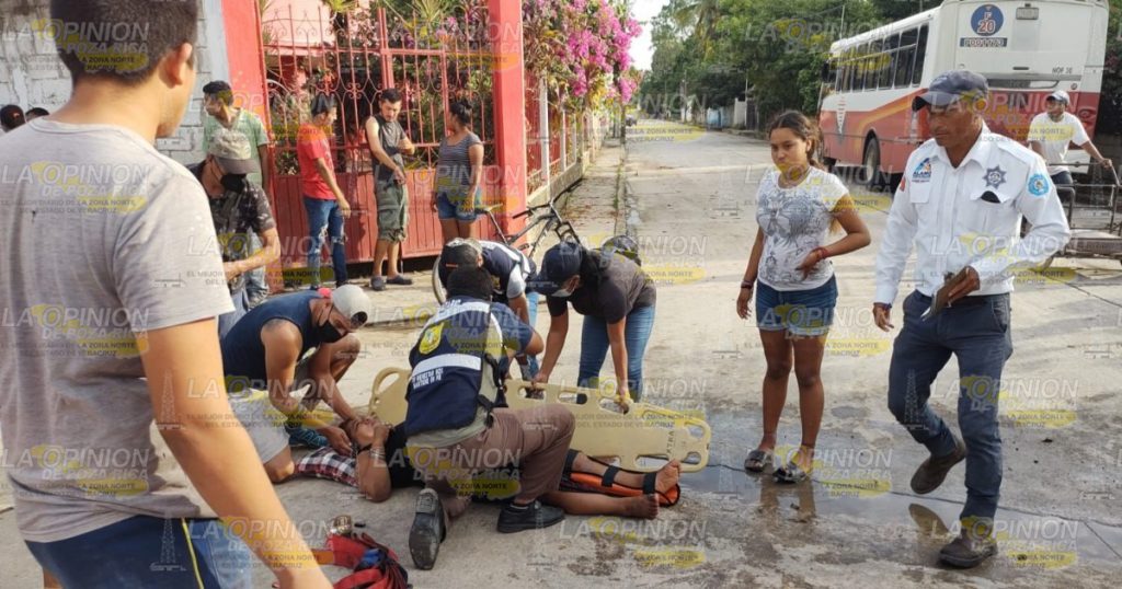 Cae de motocicleta en marcha Cae de motocicleta en marcha