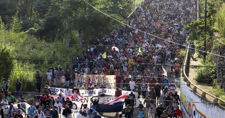 Caravana migrante retoma camino en Chiapas