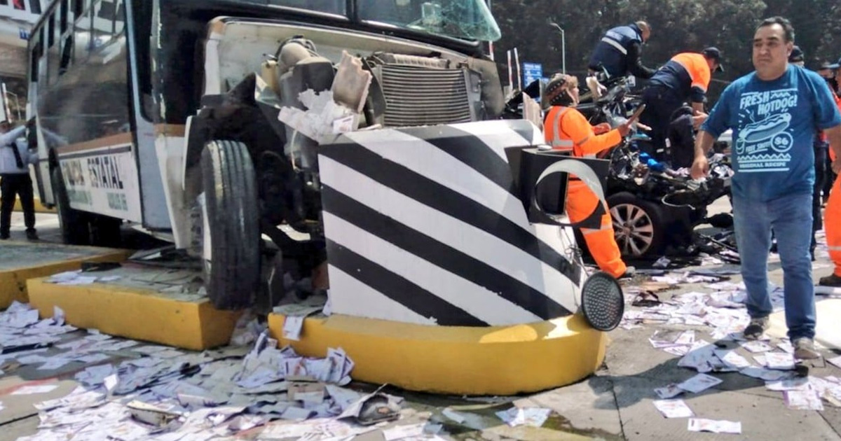 Camión de la Policía del Edomex impacta varios vehículos en la México-Toluca; hay 12 heridos