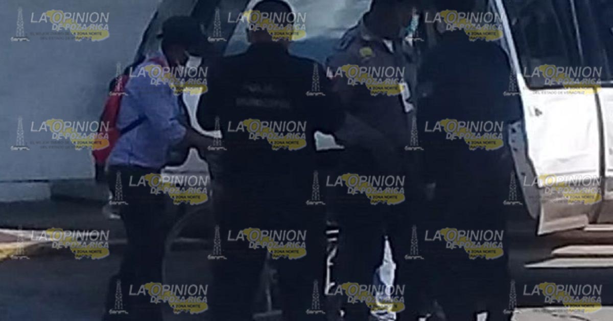 Camioneta embiste a mujer cuando caminaba a mitad de la carretera