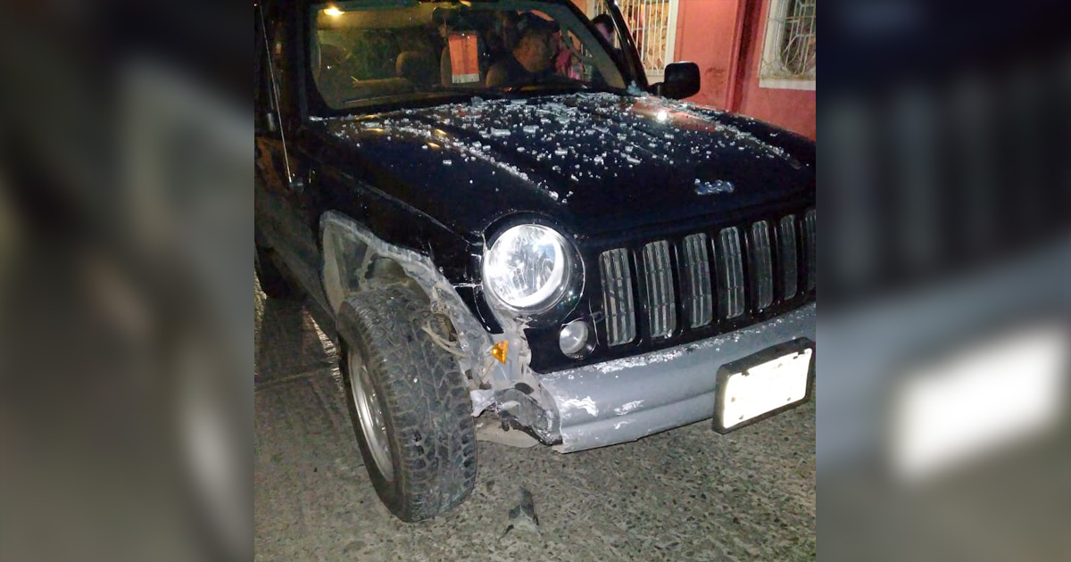 Camioneta protagoniza aparatoso accidente