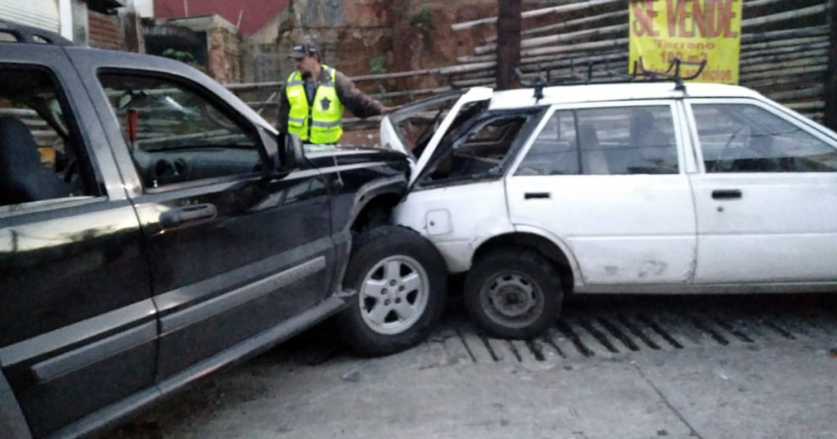 Camioneta protagoniza aparatoso accidente