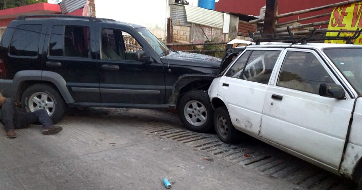 Camioneta protagoniza aparatoso accidente
