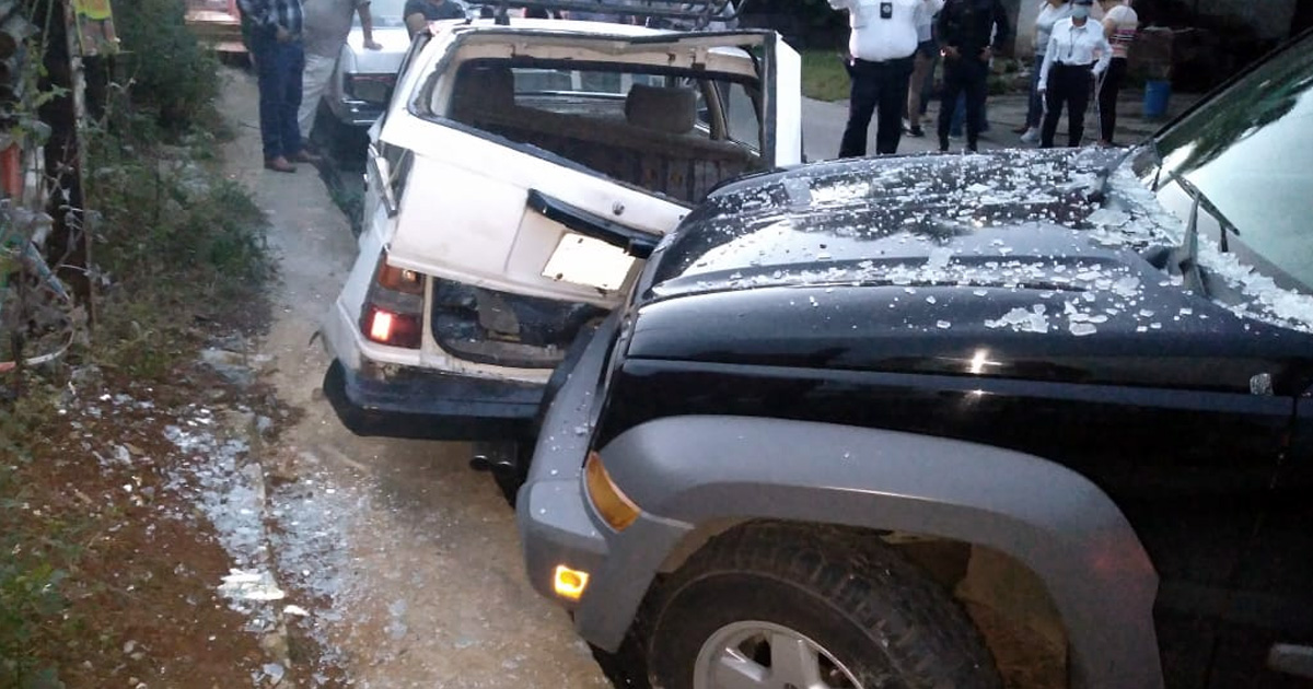 Camioneta protagoniza aparatoso accidente