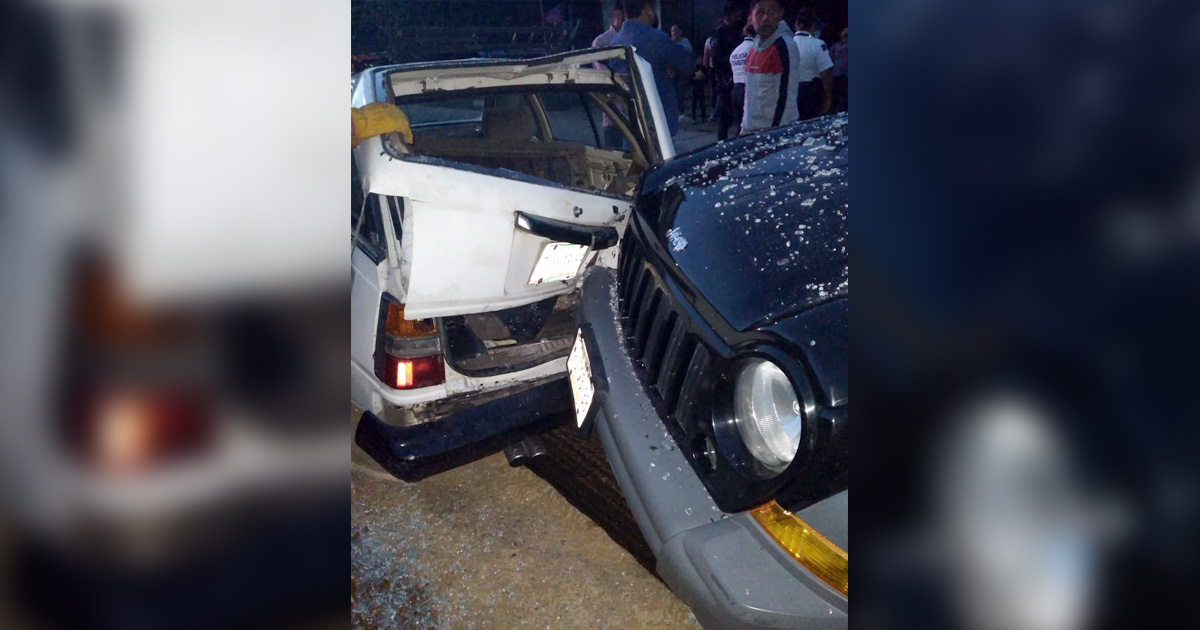 Camioneta protagoniza aparatoso accidente