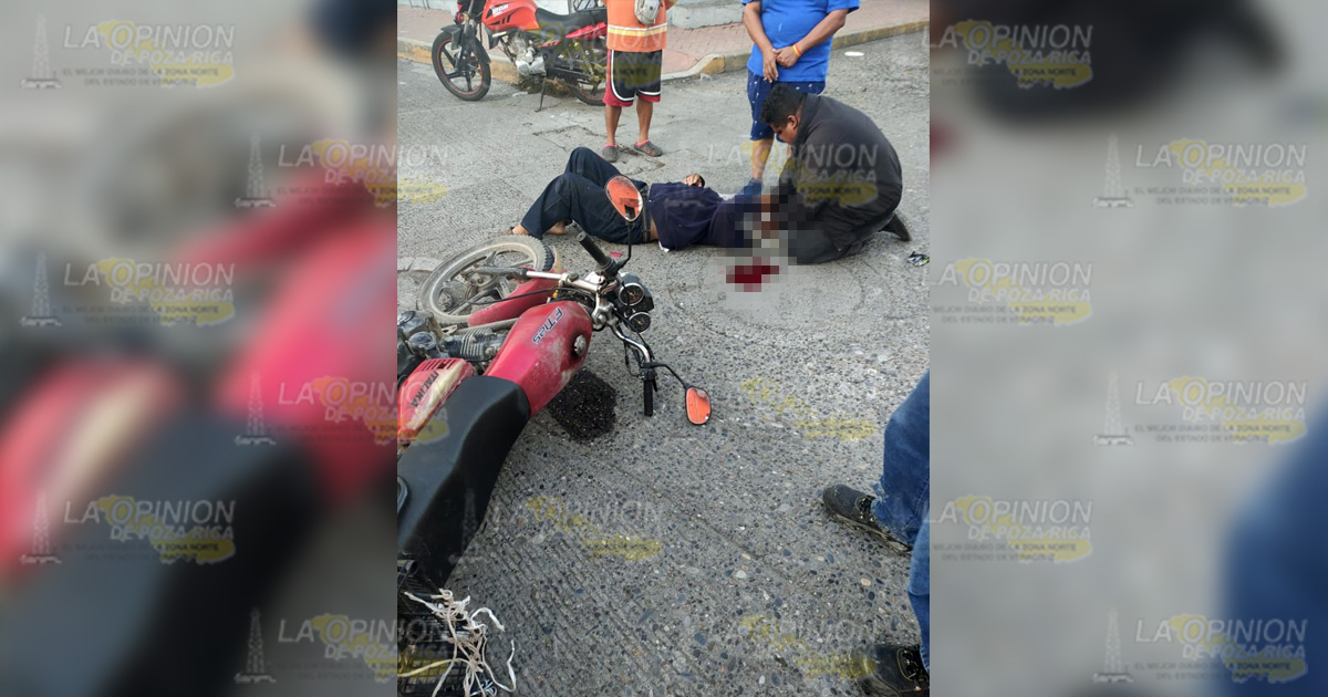 Camioneta y moto chocan al llegar a una esquina