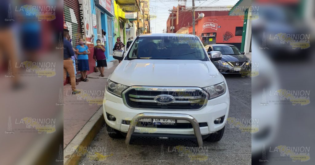 Camioneta y moto chocan al llegar a una esquina