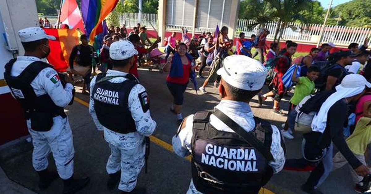 Caravana migrante cruza garita de Huixtla, Chiapas, y se dirige a Villa Comaltitlán
