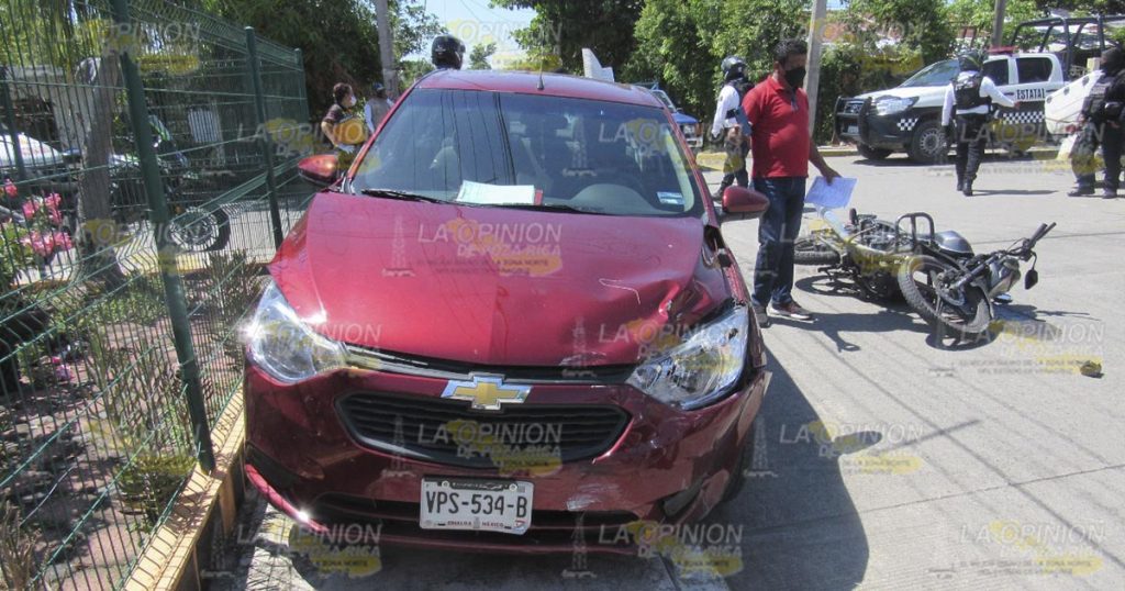 Choque entre moto y vehículo particular