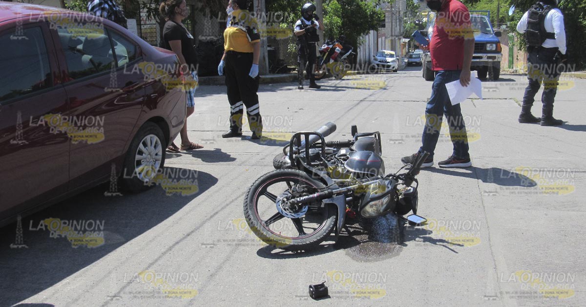 Choque entre moto y vehículo particular