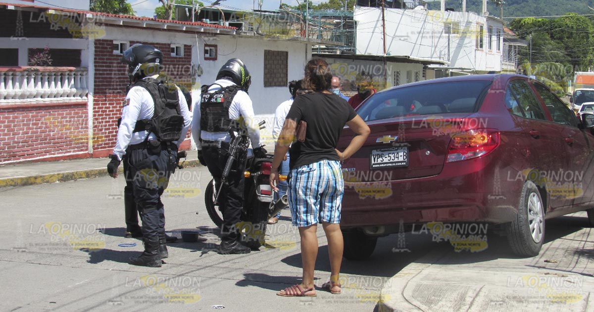 Choque entre moto y vehículo particular
