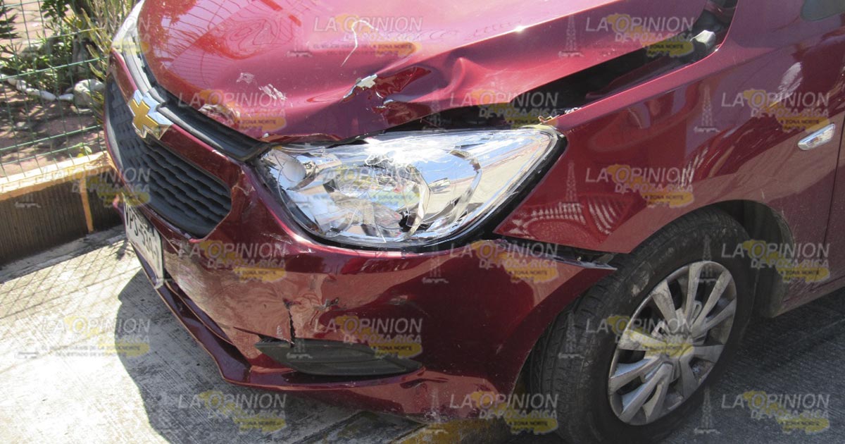 Choque entre moto y vehículo particular