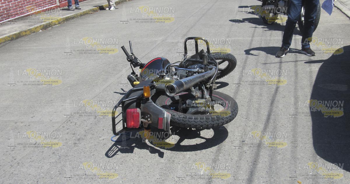 Choque entre moto y vehículo particular