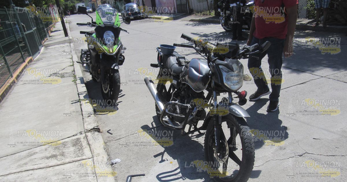 Choque entre moto y vehículo particular